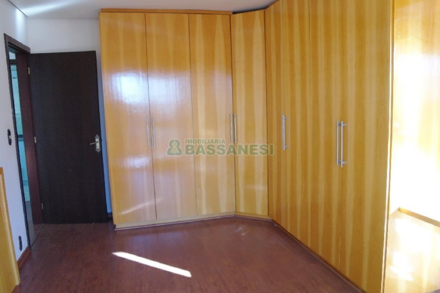 Casa com 113m², 3 dormitórios, 2 vagas, no bairro Exposição em Caxias do Sul para Alugar