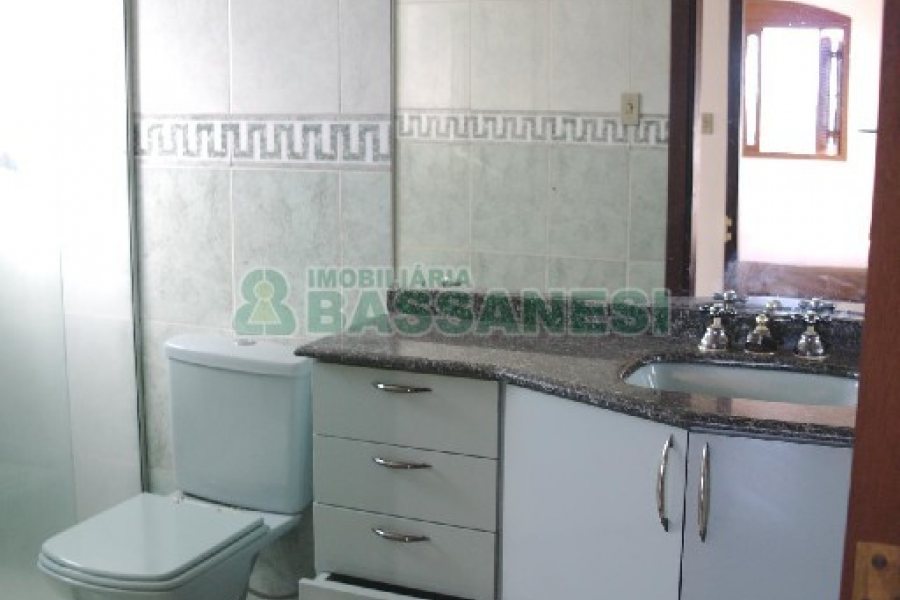 Casa com 113m², 3 dormitórios, 2 vagas, no bairro Exposição em Caxias do Sul para Alugar