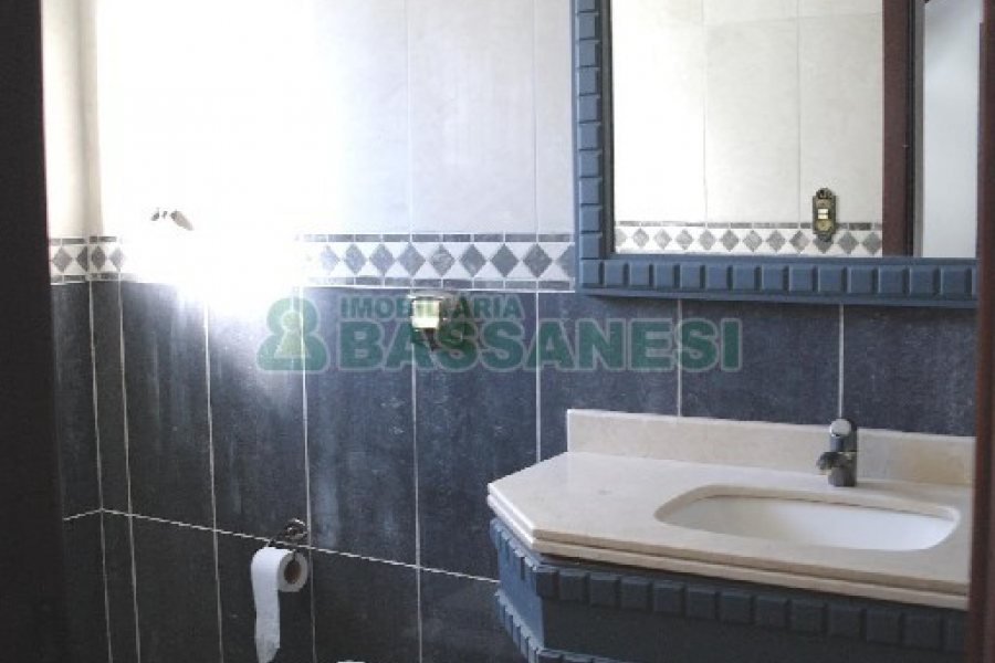 Casa com 113m², 3 dormitórios, 2 vagas, no bairro Exposição em Caxias do Sul para Alugar