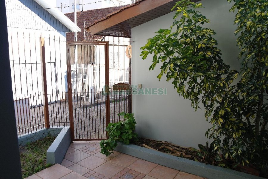 Casa com 113m², 3 dormitórios, 2 vagas, no bairro Exposição em Caxias do Sul para Alugar