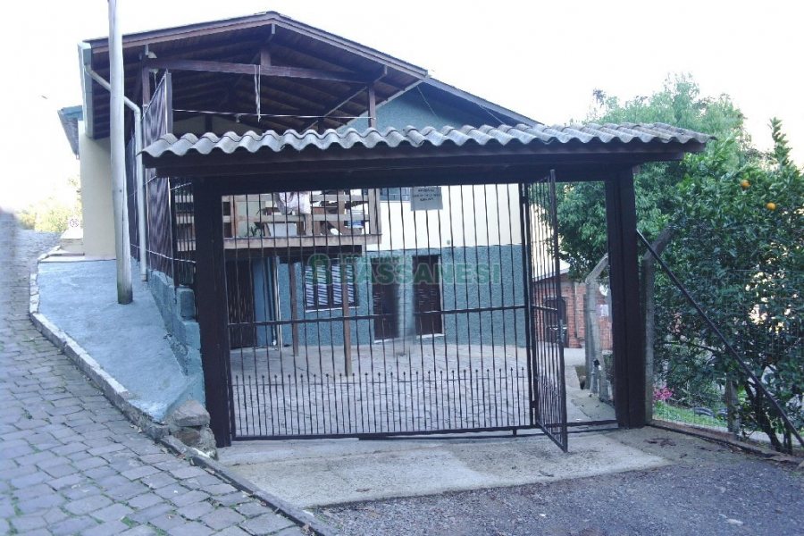 Casa com 70m², 3 dormitórios, 2 vagas, no bairro Galópolis em Caxias do Sul para Alugar