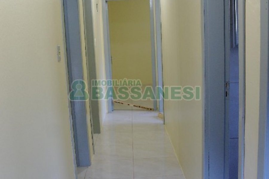 Casa com 70m², 3 dormitórios, 2 vagas, no bairro Galópolis em Caxias do Sul para Alugar