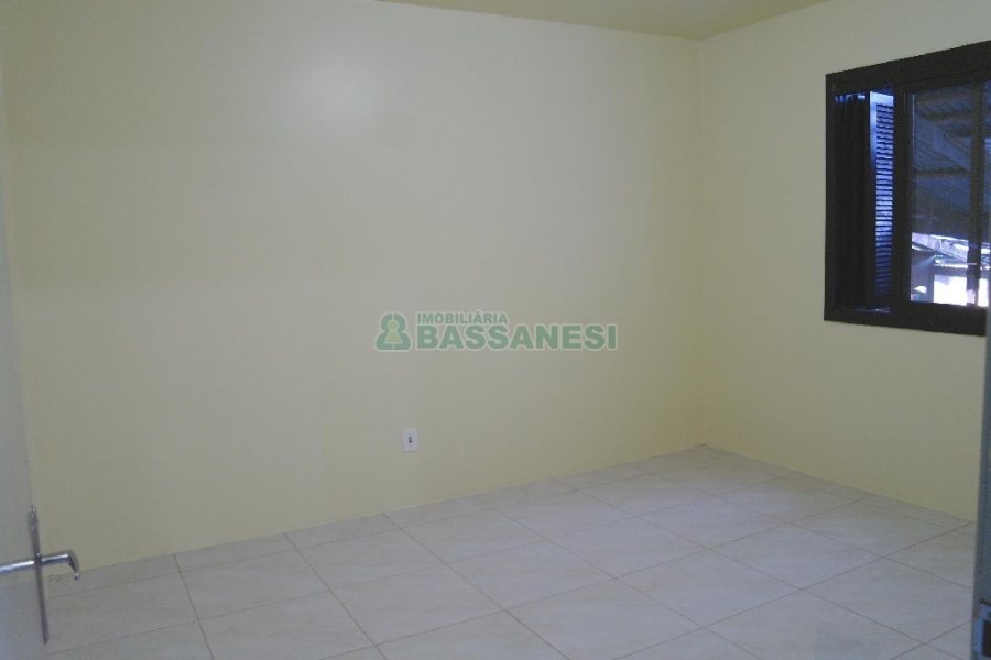 Casa com 70m², 3 dormitórios, 2 vagas, no bairro Galópolis em Caxias do Sul para Alugar