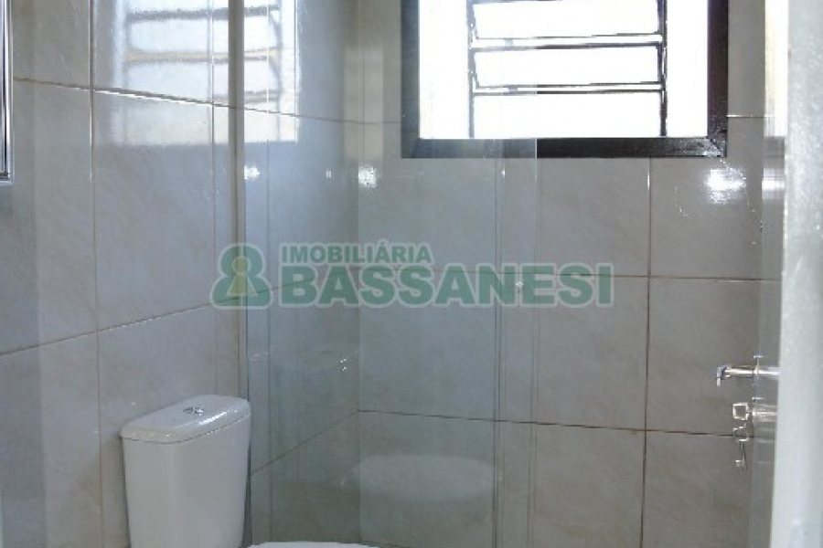 Casa com 70m², 3 dormitórios, 2 vagas, no bairro Galópolis em Caxias do Sul para Alugar