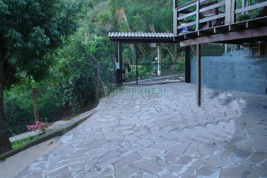 Casa com 70m², 3 dormitórios, 2 vagas, no bairro Galópolis em Caxias do Sul para Alugar