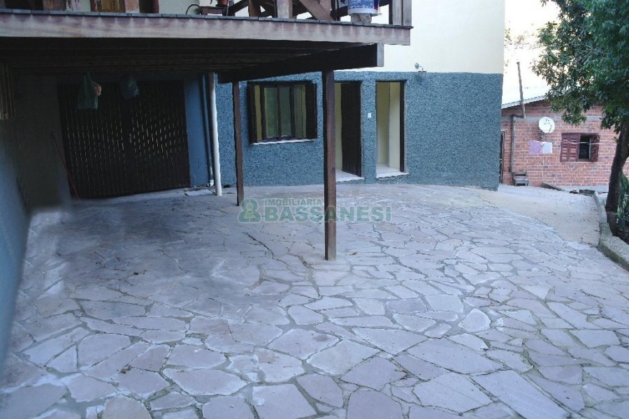 Casa com 70m², 3 dormitórios, 2 vagas, no bairro Galópolis em Caxias do Sul para Alugar