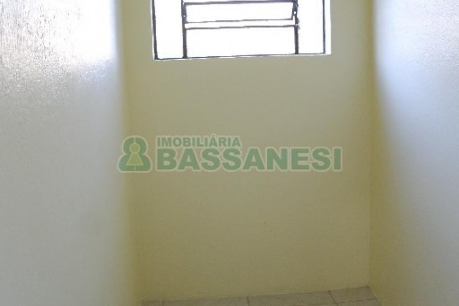 Casa com 70m², 3 dormitórios, 2 vagas, no bairro Galópolis em Caxias do Sul para Alugar