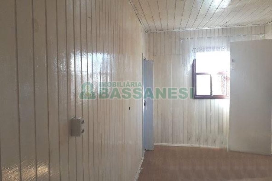 Casa com 80m², 2 dormitórios, 1 vaga, no bairro Planalto em Caxias do Sul para Comprar