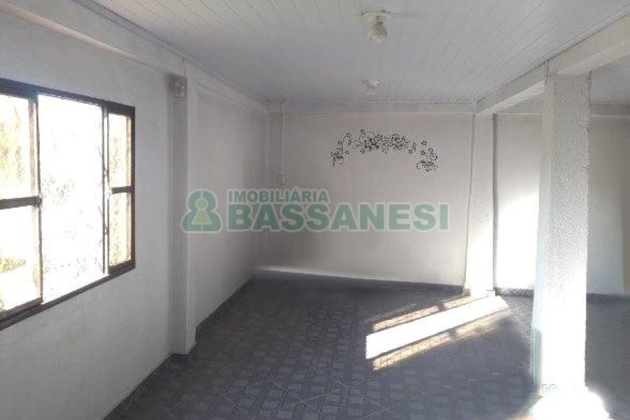 Casa com 80m², 2 dormitórios, 1 vaga, no bairro Planalto em Caxias do Sul para Comprar