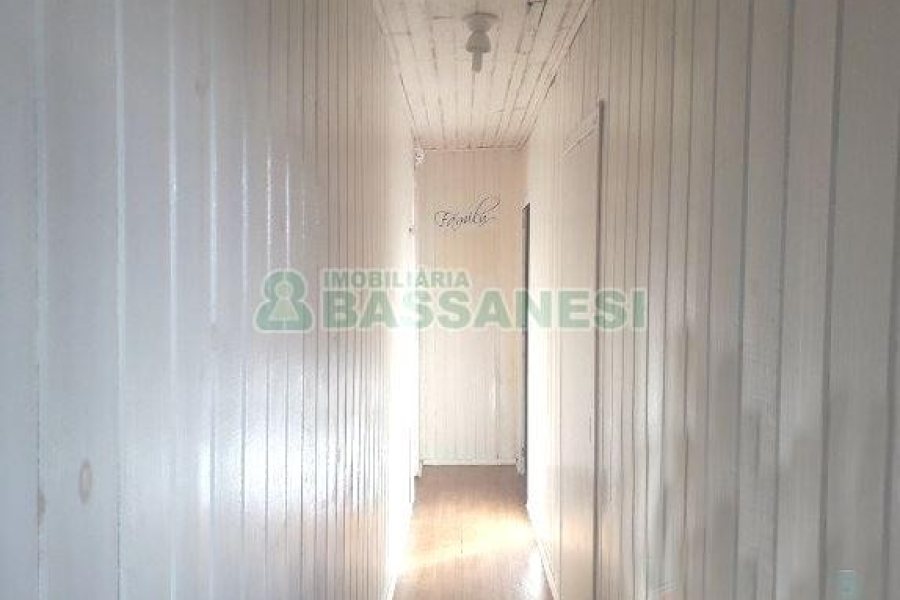 Casa com 80m², 2 dormitórios, 1 vaga, no bairro Planalto em Caxias do Sul para Comprar