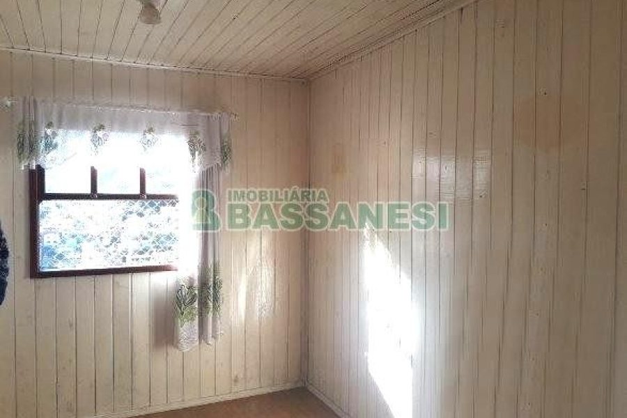 Casa com 80m², 2 dormitórios, 1 vaga, no bairro Planalto em Caxias do Sul para Comprar