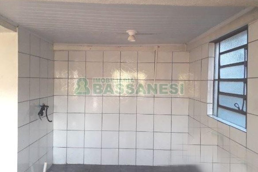 Casa com 80m², 2 dormitórios, 1 vaga, no bairro Planalto em Caxias do Sul para Comprar