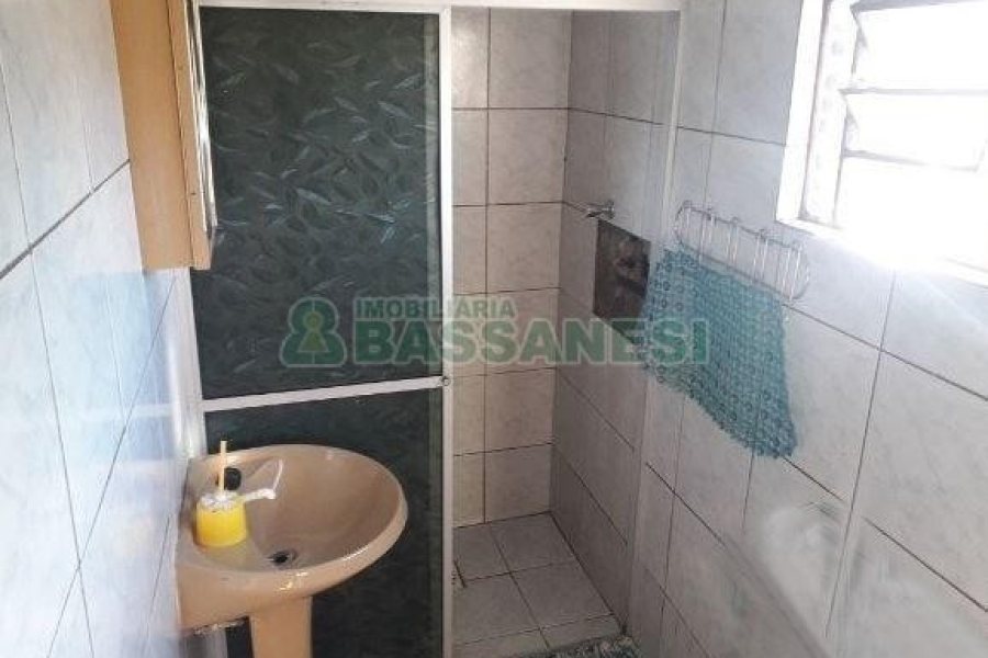 Casa com 80m², 2 dormitórios, 1 vaga, no bairro Planalto em Caxias do Sul para Comprar