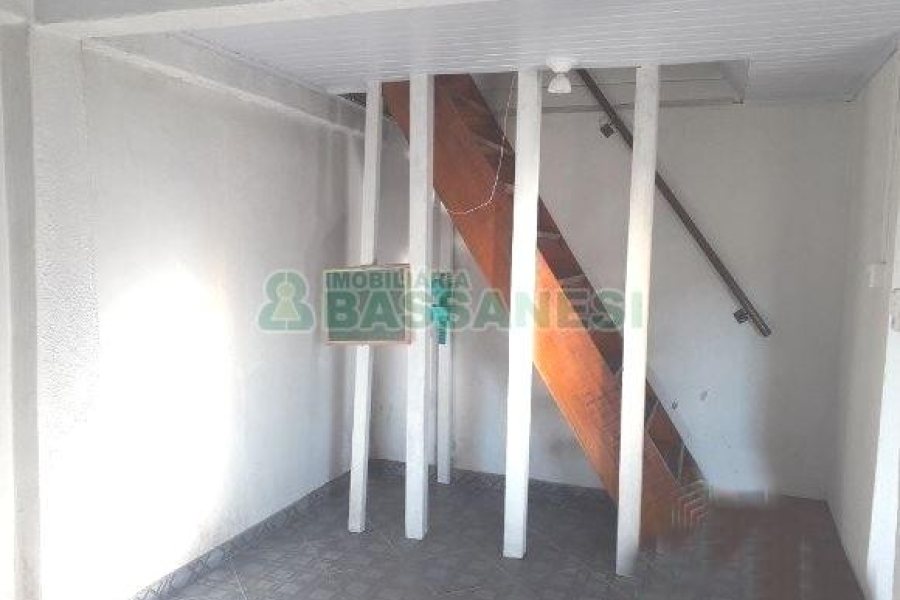Casa com 80m², 2 dormitórios, 1 vaga, no bairro Planalto em Caxias do Sul para Comprar