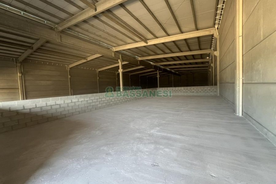 Pavilhão com 3303m², no bairro Cidade Nova em Caxias do Sul para Alugar
