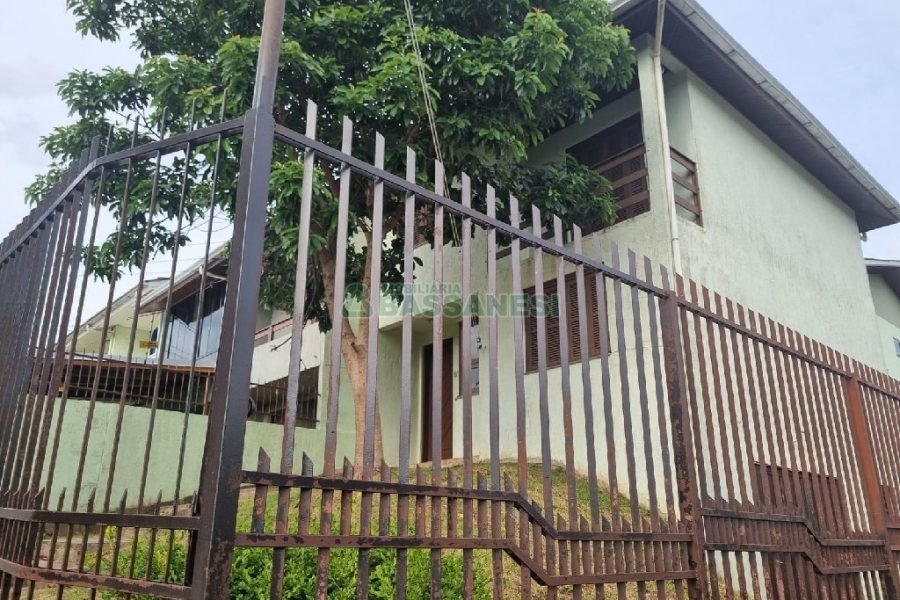 Casa com 130m², 3 dormitórios, 2 vagas, no bairro Santa Lúcia em Caxias do Sul para Alugar
