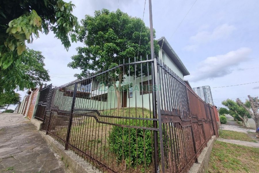 Casa com 130m², 3 dormitórios, 2 vagas, no bairro Santa Lúcia em Caxias do Sul para Alugar