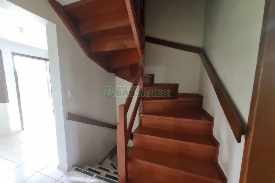 Casa com 130m², 3 dormitórios, 2 vagas, no bairro Santa Lúcia em Caxias do Sul para Alugar