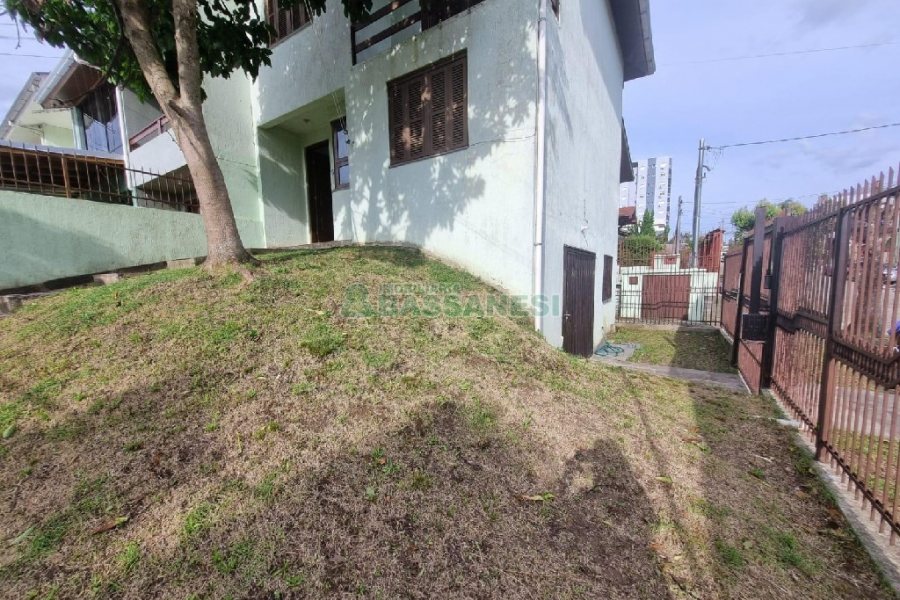 Casa com 130m², 3 dormitórios, 2 vagas, no bairro Santa Lúcia em Caxias do Sul para Alugar