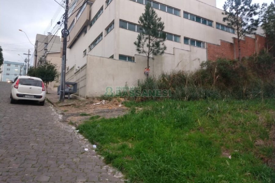 Terreno com 360m², no bairro Charqueadas em Caxias do Sul para Comprar