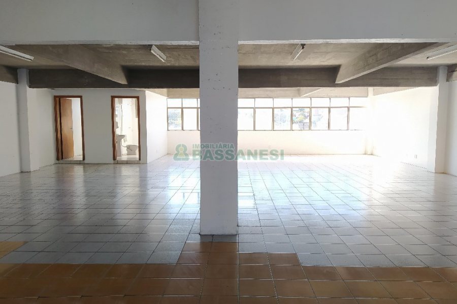 Loja com 564m², 1 vaga, no bairro Cristo Redentor em Caxias do Sul para Alugar