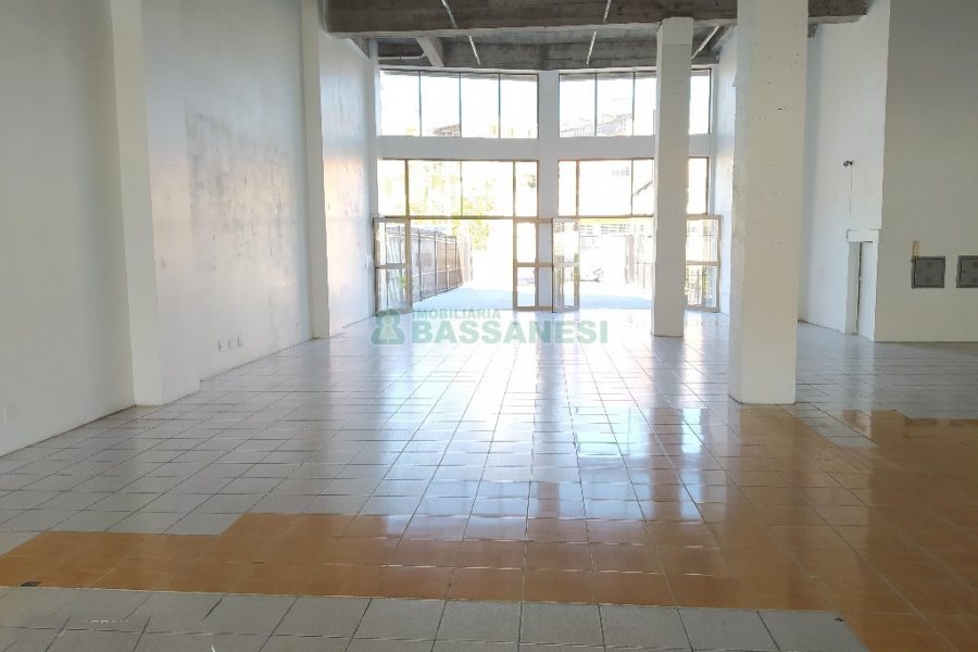Loja com 564m², 1 vaga, no bairro Cristo Redentor em Caxias do Sul para Alugar