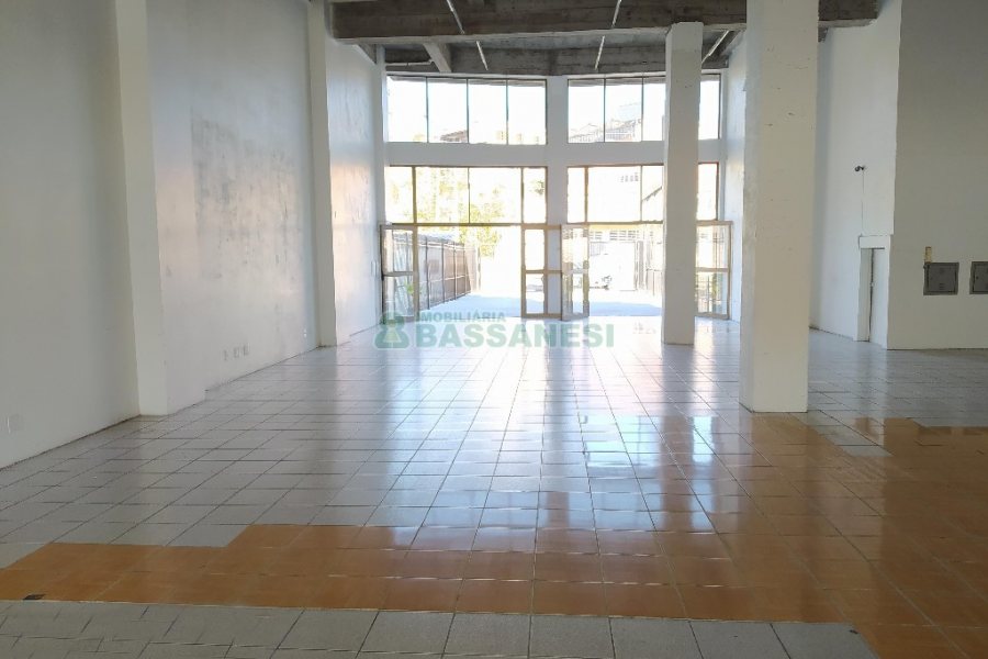 Loja com 564m², 1 vaga, no bairro Cristo Redentor em Caxias do Sul para Alugar
