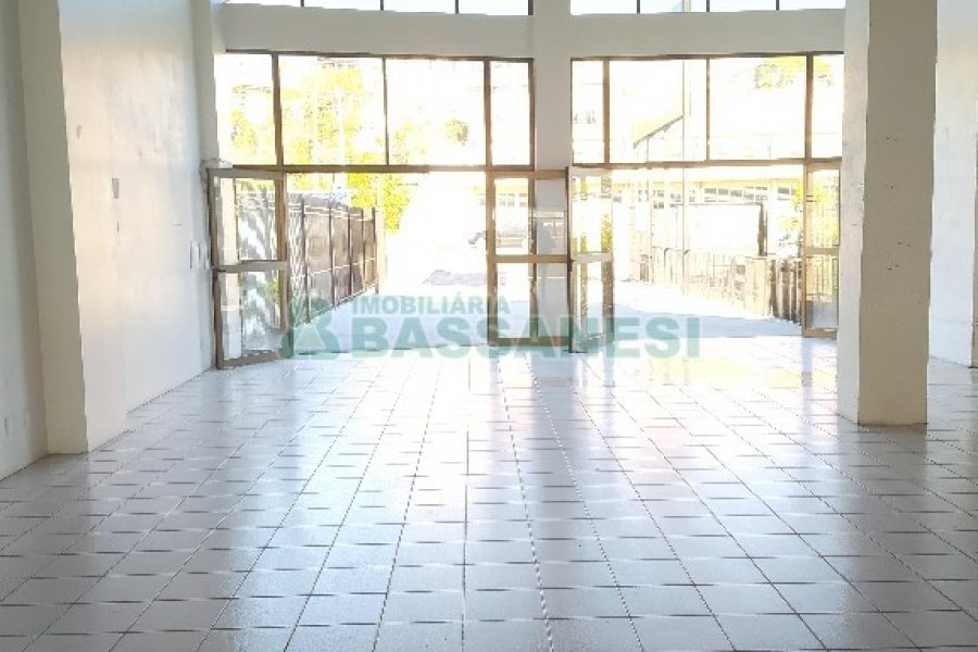 Loja com 564m², 1 vaga, no bairro Cristo Redentor em Caxias do Sul para Alugar