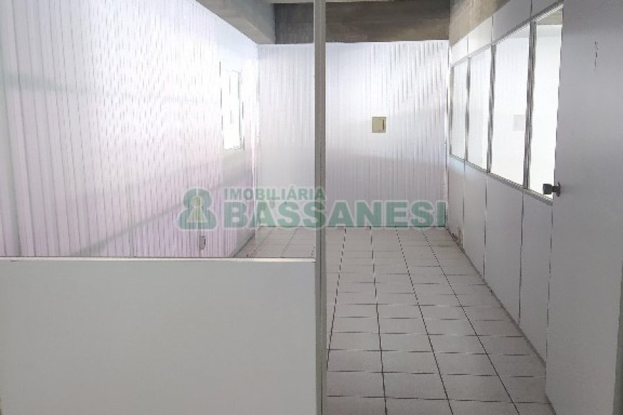 Loja com 564m², 1 vaga, no bairro Cristo Redentor em Caxias do Sul para Alugar