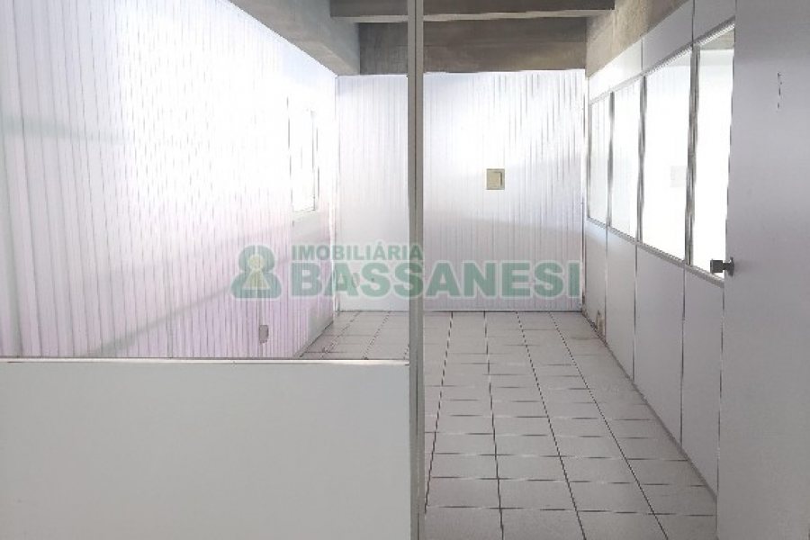 Loja com 564m², 1 vaga, no bairro Cristo Redentor em Caxias do Sul para Alugar