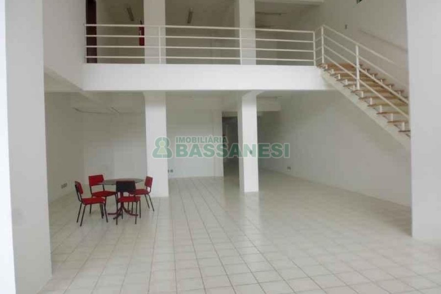 Loja com 692m², 13 vagas, no bairro Centro em Caxias do Sul para Alugar
