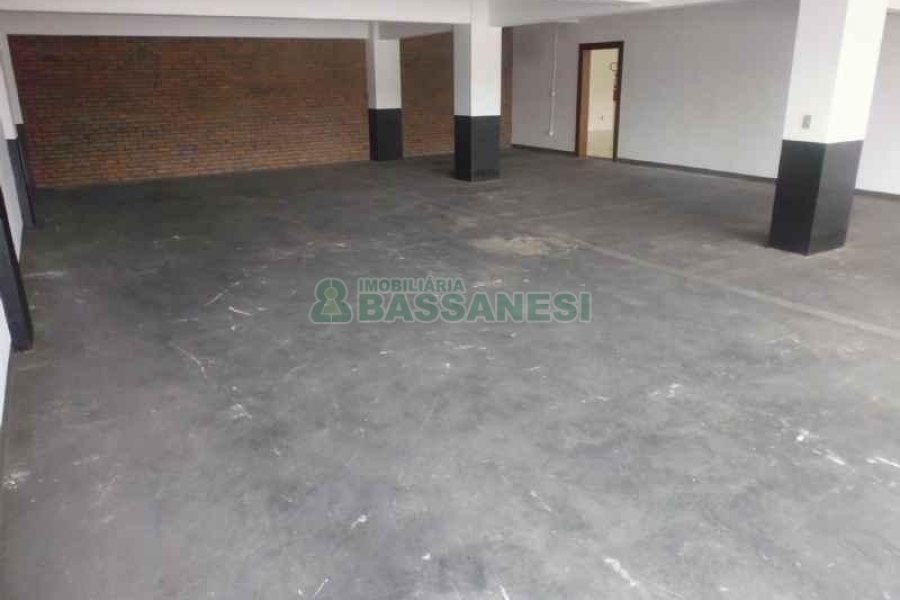 Loja com 692m², 13 vagas, no bairro Centro em Caxias do Sul para Alugar