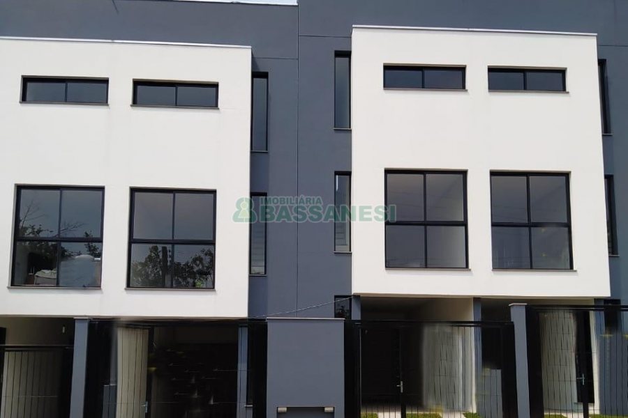 Sobrado com 86m², 2 dormitórios, 2 vagas, no bairro Nossa Senhora da Saúde em Caxias do Sul para Comprar