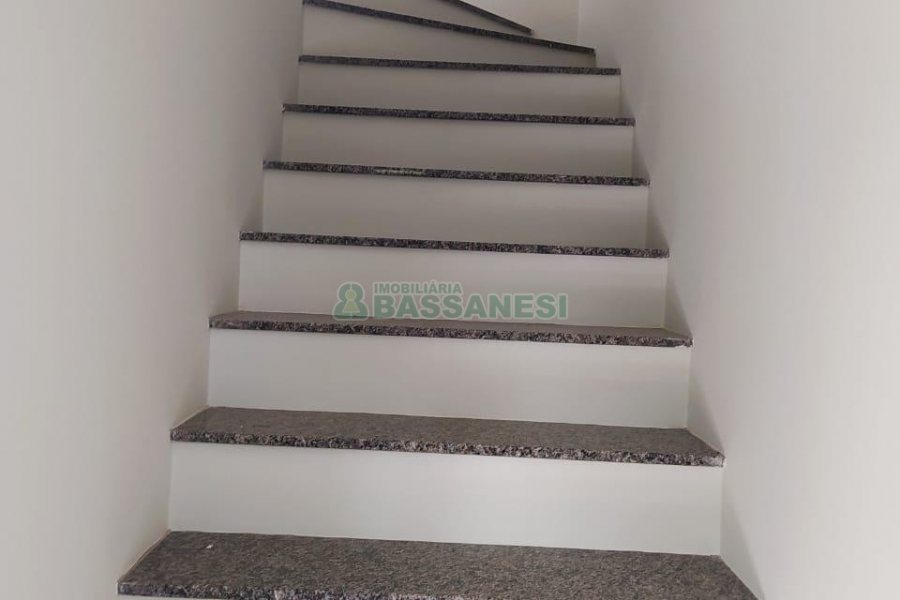 Sobrado com 86m², 2 dormitórios, 2 vagas, no bairro Nossa Senhora da Saúde em Caxias do Sul para Comprar