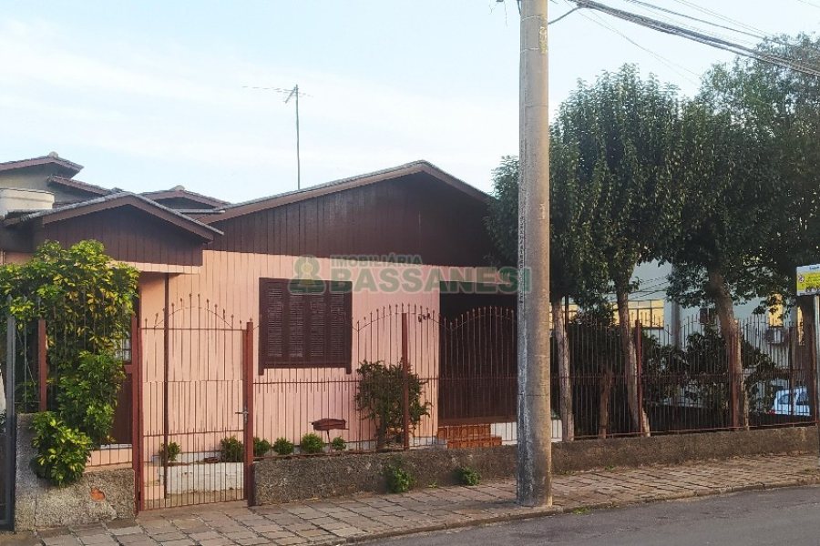 Casa com 80m², 2 dormitórios, 1 vaga, no bairro Kayser em Caxias do Sul para Comprar