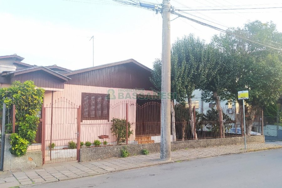 Casa com 80m², 2 dormitórios, 1 vaga, no bairro Kayser em Caxias do Sul para Comprar
