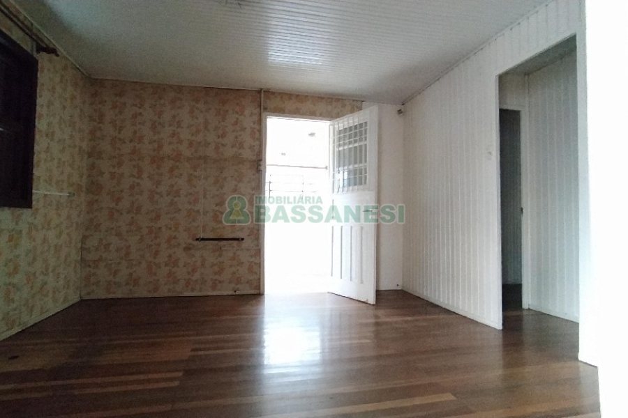Casa com 80m², 2 dormitórios, 1 vaga, no bairro Kayser em Caxias do Sul para Comprar