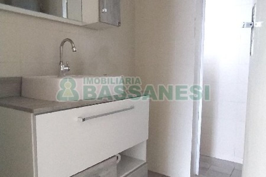 Casa com 80m², 2 dormitórios, 1 vaga, no bairro Kayser em Caxias do Sul para Comprar