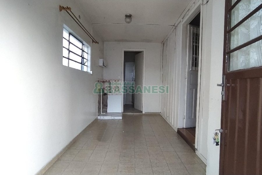 Casa com 80m², 2 dormitórios, 1 vaga, no bairro Kayser em Caxias do Sul para Comprar