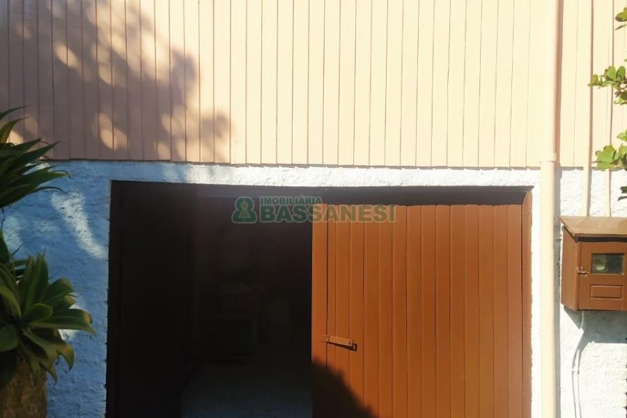 Casa com 80m², 2 dormitórios, 1 vaga, no bairro Kayser em Caxias do Sul para Comprar