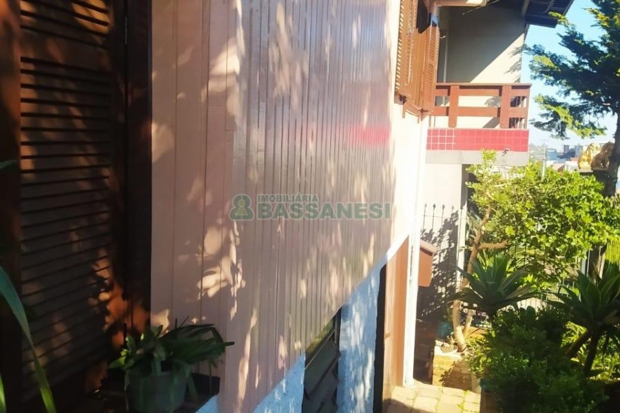 Casa com 80m², 2 dormitórios, 1 vaga, no bairro Kayser em Caxias do Sul para Comprar
