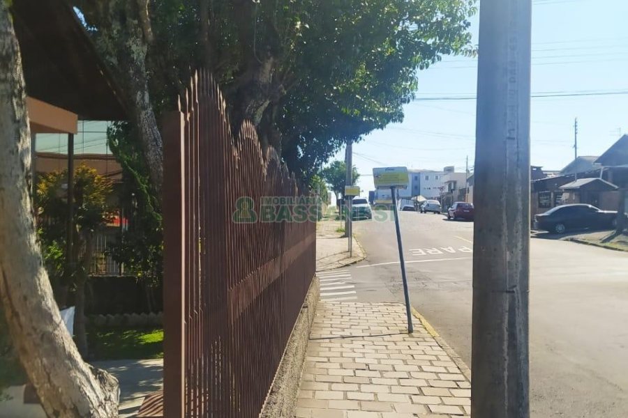 Casa com 80m², 2 dormitórios, 1 vaga, no bairro Kayser em Caxias do Sul para Comprar