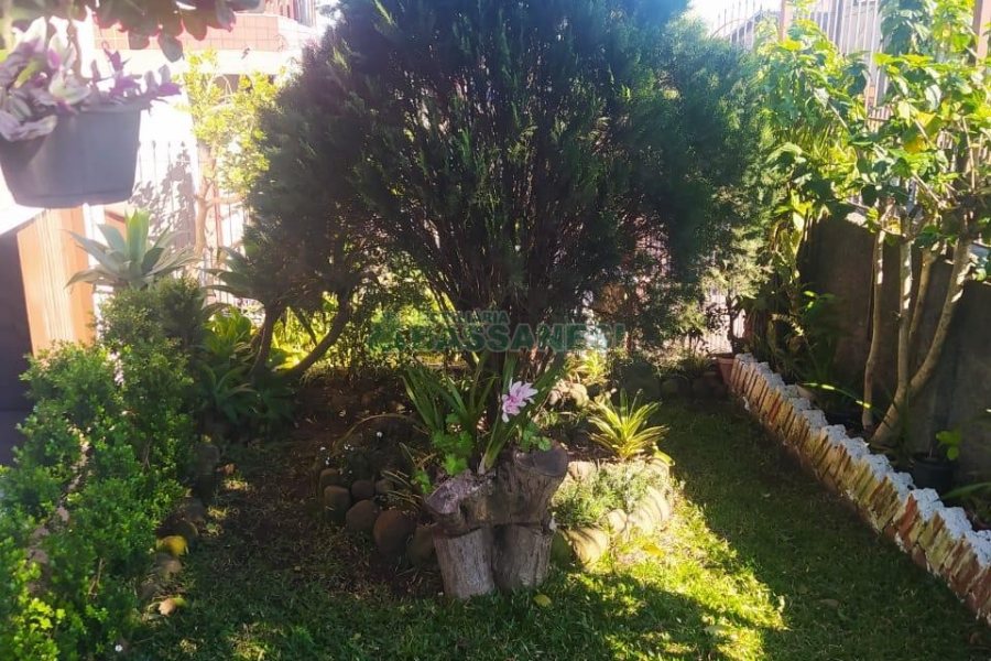 Casa com 80m², 2 dormitórios, 1 vaga, no bairro Kayser em Caxias do Sul para Comprar