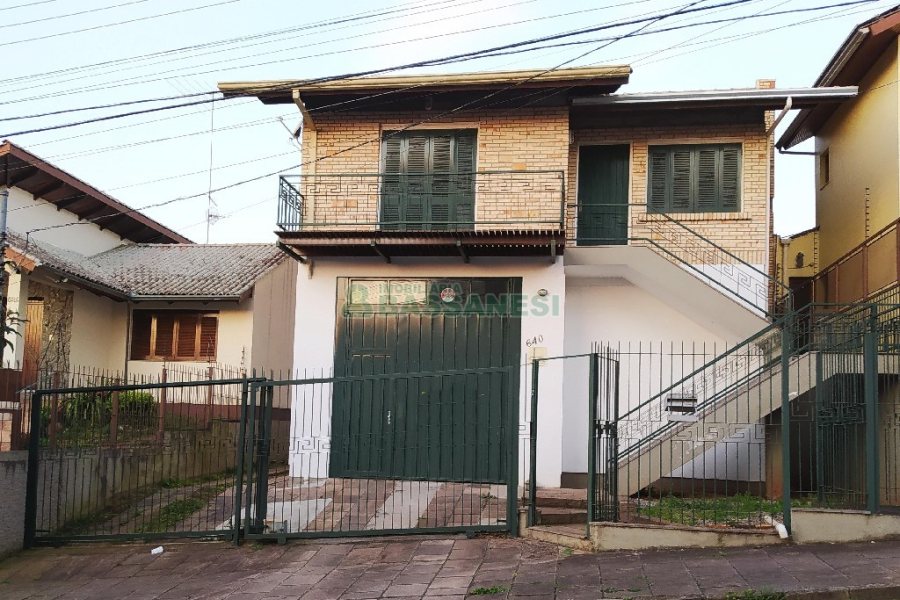 Casa com 195m², 3 dormitórios, 4 vagas, no bairro Santa Catarina em Caxias do Sul para Alugar