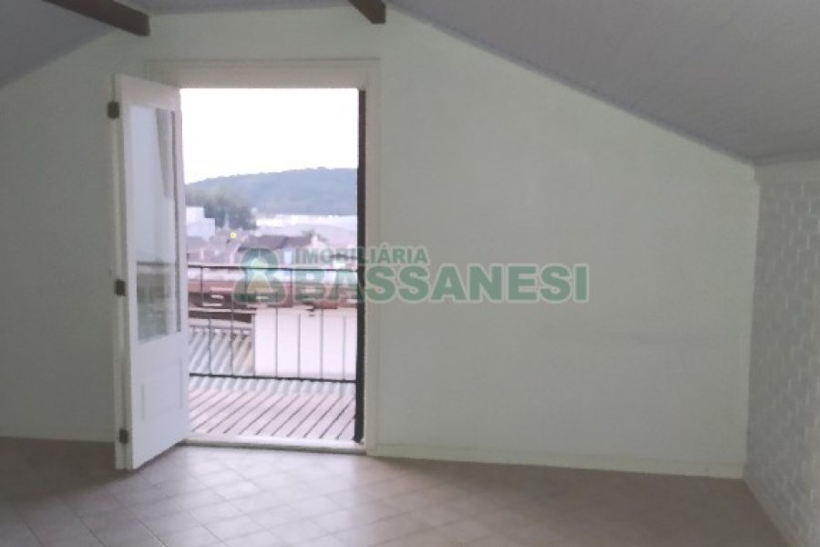 Casa com 195m², 3 dormitórios, 4 vagas, no bairro Santa Catarina em Caxias do Sul para Alugar