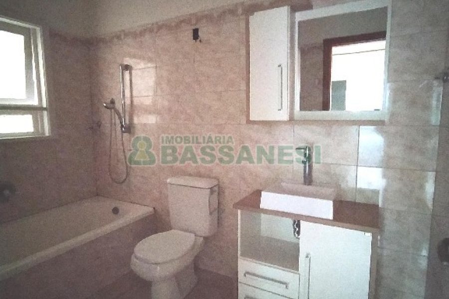 Casa com 195m², 3 dormitórios, 4 vagas, no bairro Santa Catarina em Caxias do Sul para Alugar
