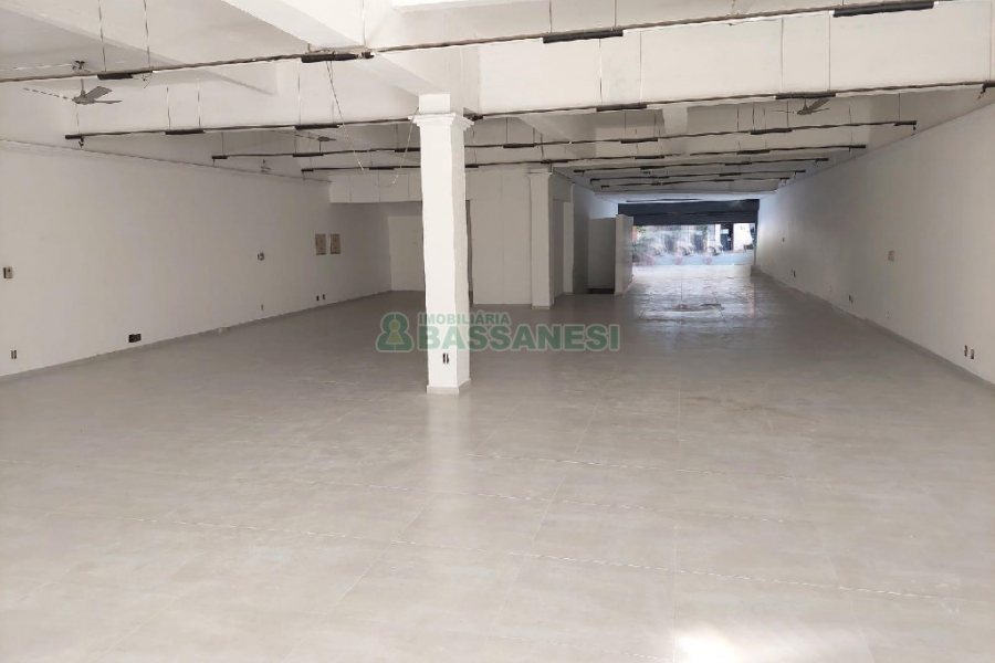 Loja com 300m², no bairro São Pelegrino em Caxias do Sul para Alugar