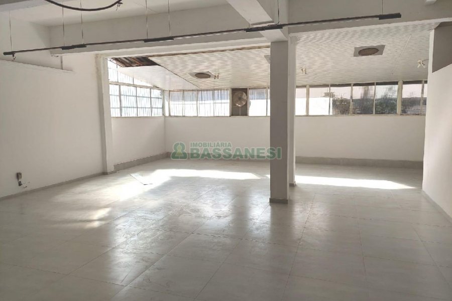 Loja com 300m², no bairro São Pelegrino em Caxias do Sul para Alugar