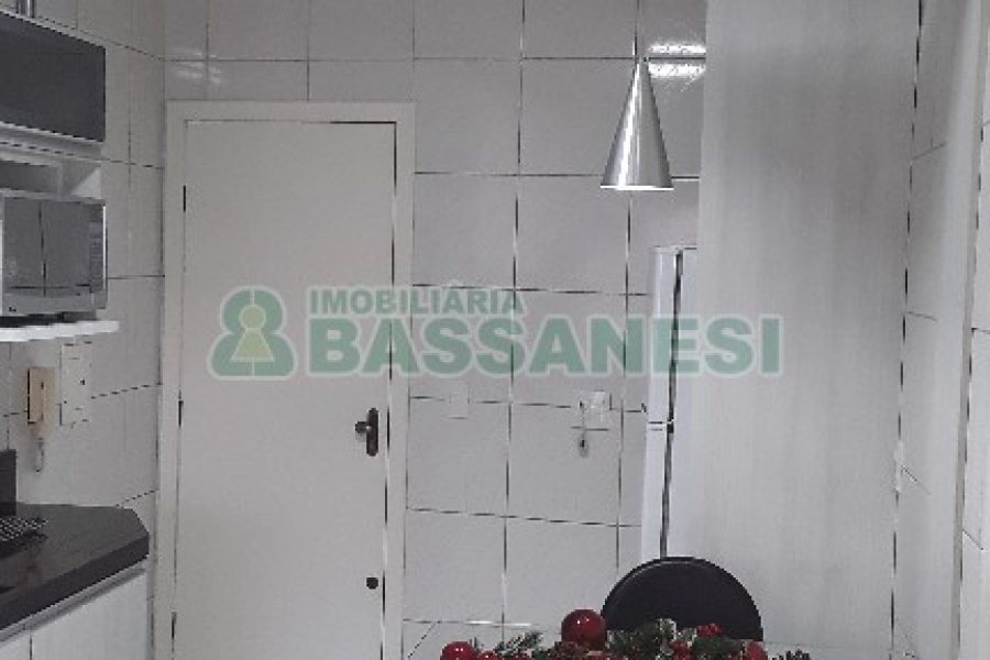 Apto Mobiliado com 74m², 2 dormitórios, 1 vaga, no bairro Sagrada Família em Caxias do Sul para Comprar