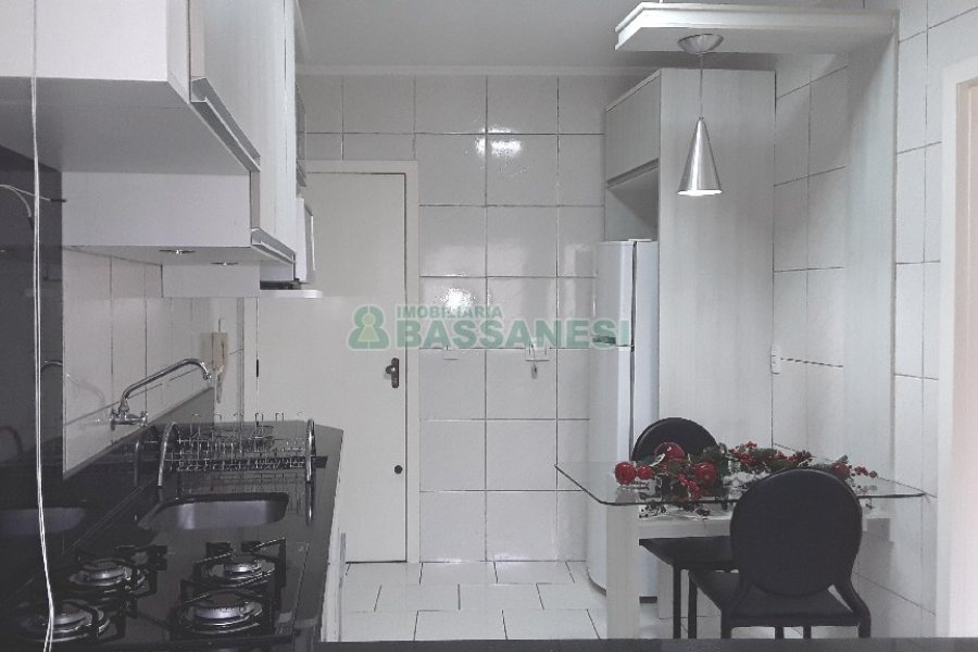 Apto Mobiliado com 74m², 2 dormitórios, 1 vaga, no bairro Sagrada Família em Caxias do Sul para Comprar